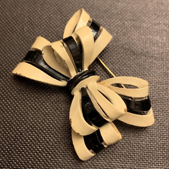 Designer Mid Century BSK "My Fair Lady" Black & White Enamel Brooch - Signed - Picture 2 of 3